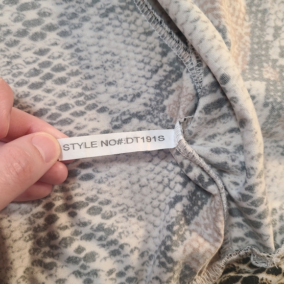 Daisy Women's Snakeskin Design Cropped Long Sleeves Front Zip Top size M - Picture 10 of 14